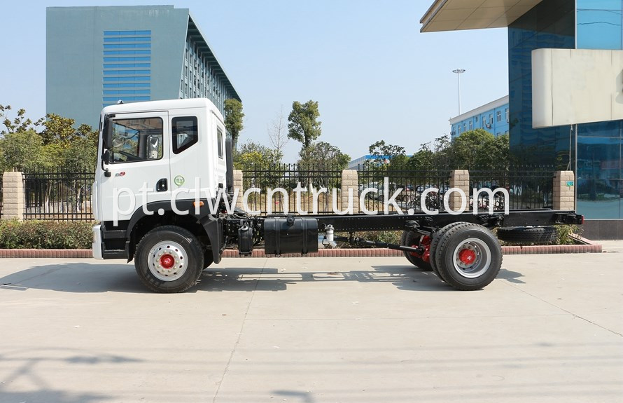 street cleaning truck chassis 3